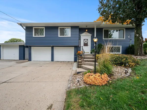 305 Meadow Ln, Council Bluffs, IA 51503