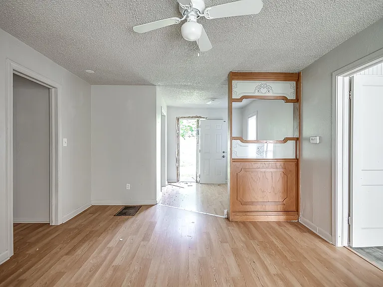 2121 June Ln — Photo 4