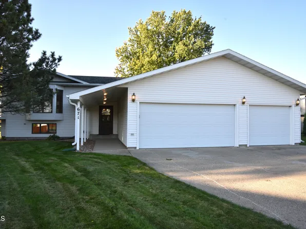 671 Macon Dr, Bismarck, ND 58504