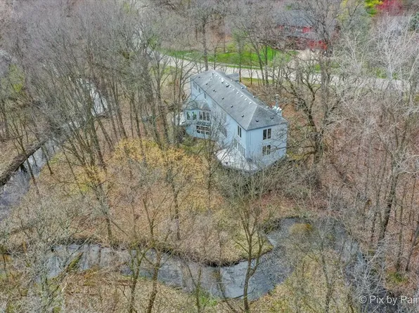 5N427 Hidden Springs Dr, Saint Charles, IL 60175