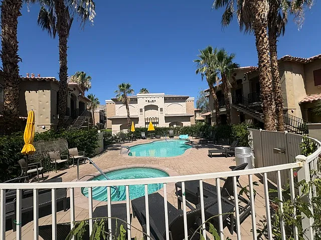 Daylight pool photo.