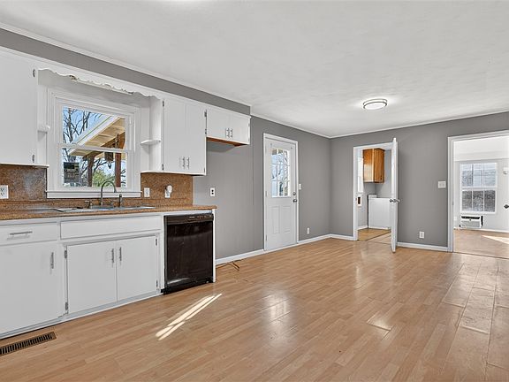 5th image of 760 N Main St