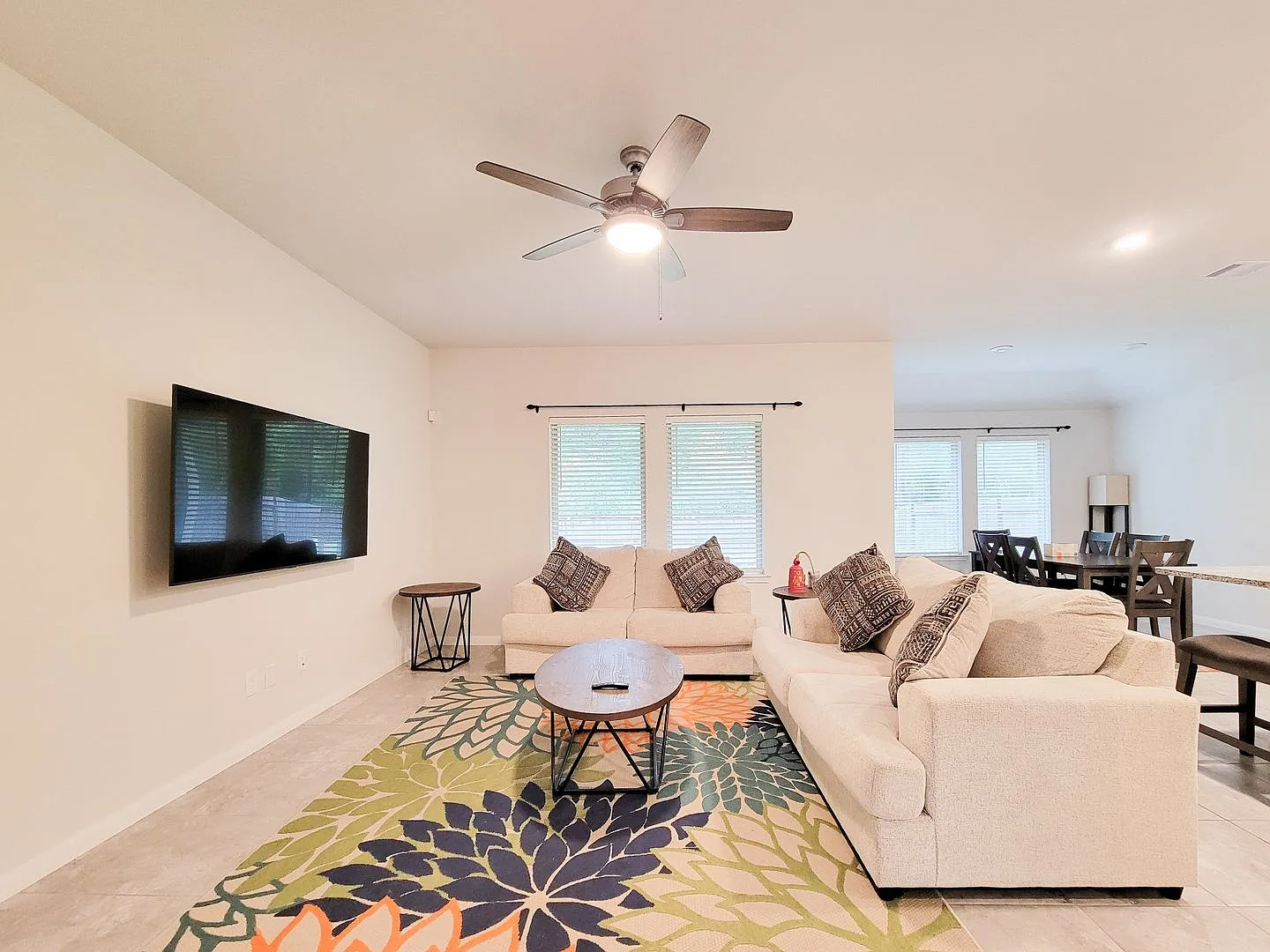 Beautiful 3 Bedroom 2 Bath Home With No Backyard Neighbors. Tall Trees As You Look From The Cover... — Photo 4