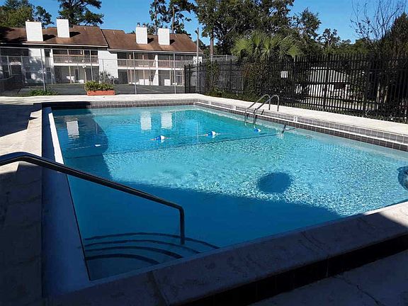4th image of 1104 Greentree Ct APT E