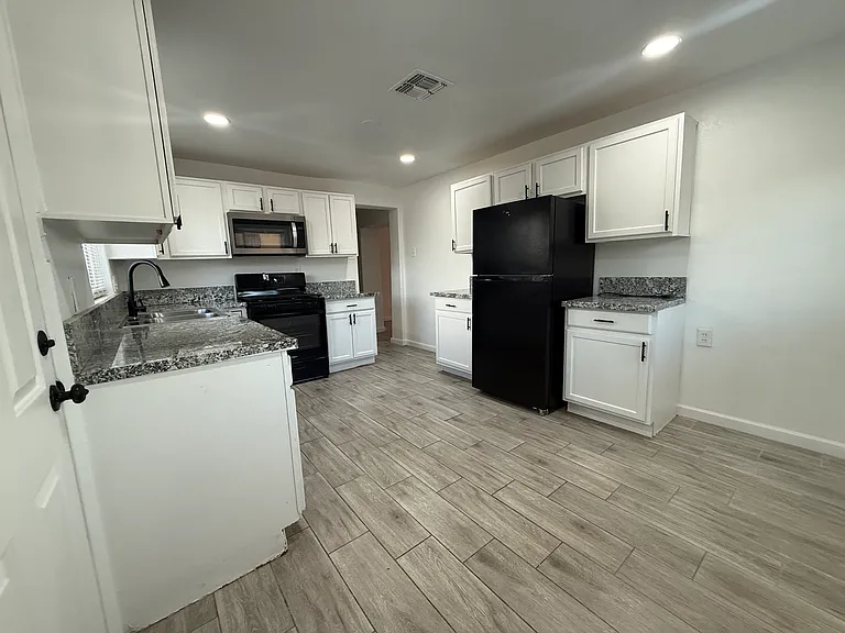 325 W 37th St — Photo 23