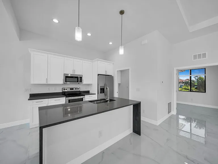 2504 SW 32nd St — Photo 6