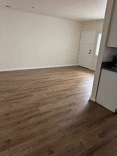 5th image of 11720 Hamlin St #6