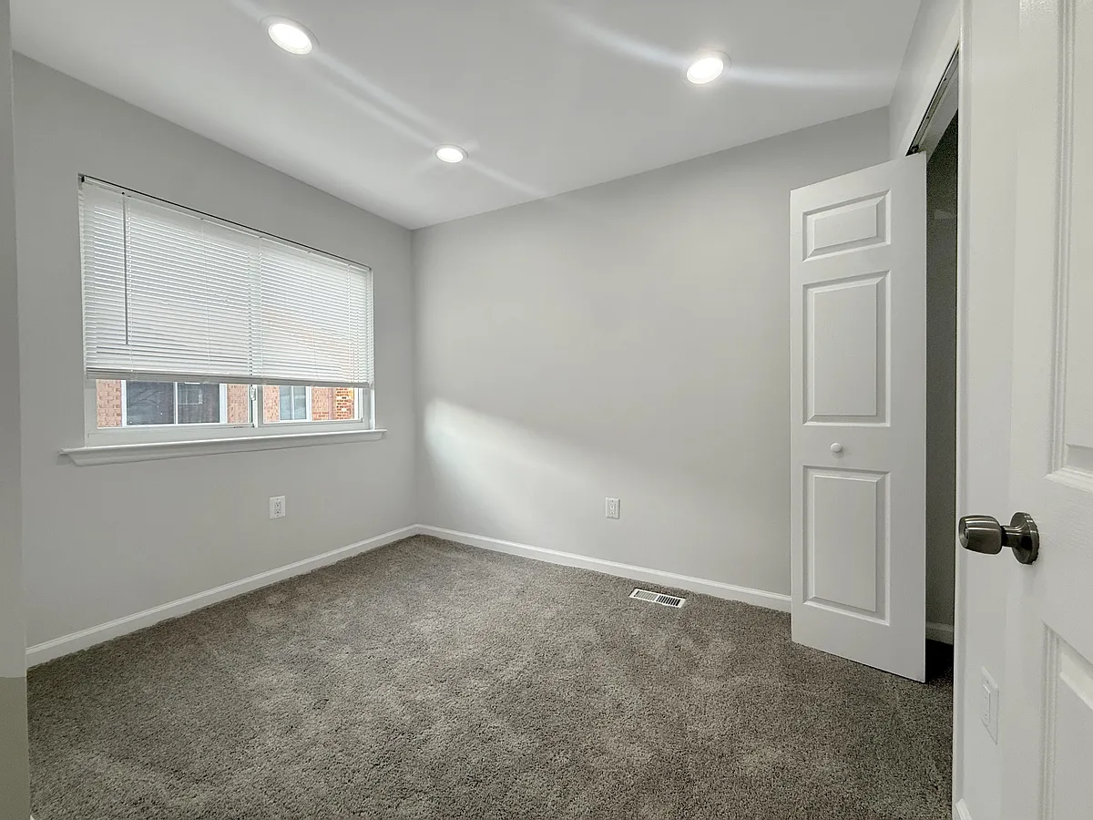 Building Photo - 1344 Barnaby Ter SE #4