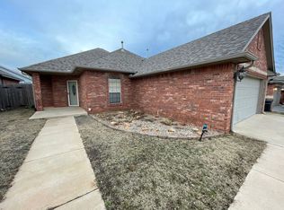 809 SW 37th St, Moore, OK 73160