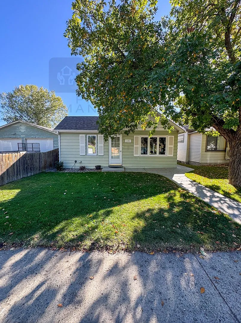 Dog Friendly! 2 Bedroom Home with Garage! — Photo 1
