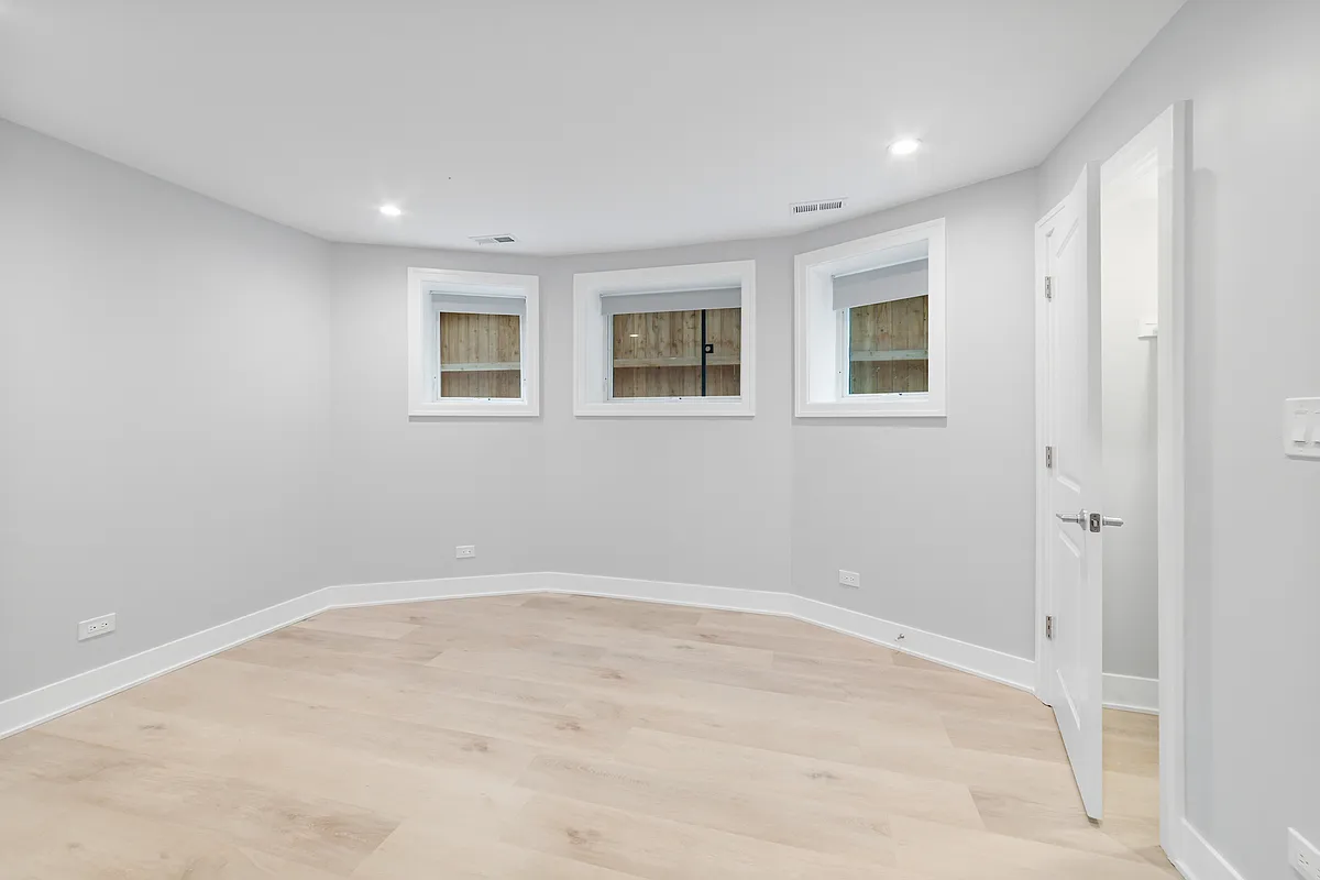 Building Photo - 935 W Winona St #GDNN