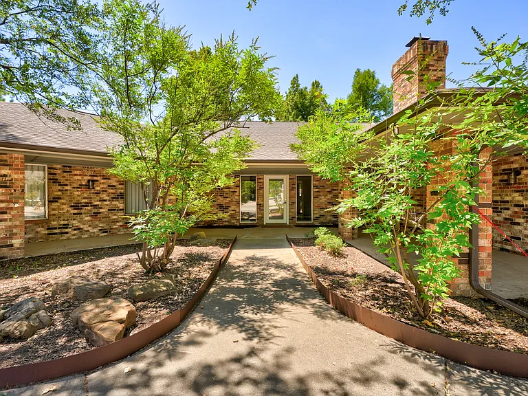 6325 Glenbrook Ct — Photo 4