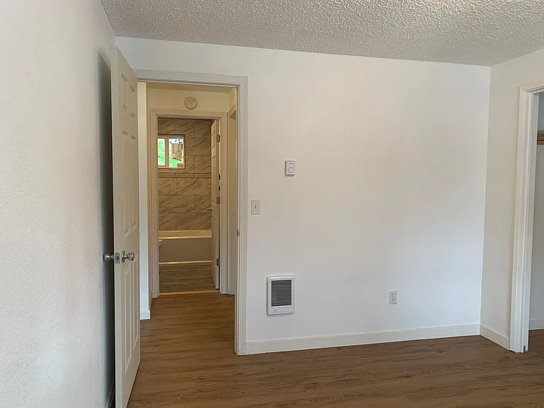 R2212 - Pinewood Apartments — Photo 9