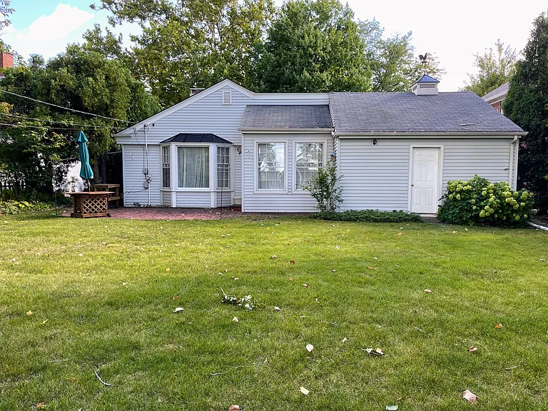 2546 Laurel Ln — Photo 10