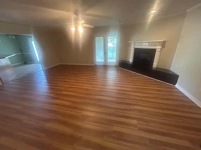225 Denise Ln — Photo 3