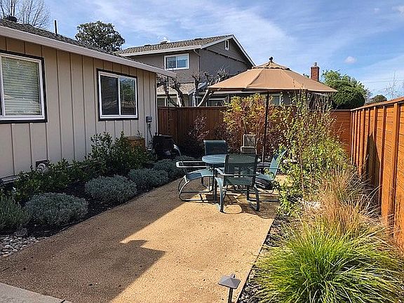 Front yard private courtyard