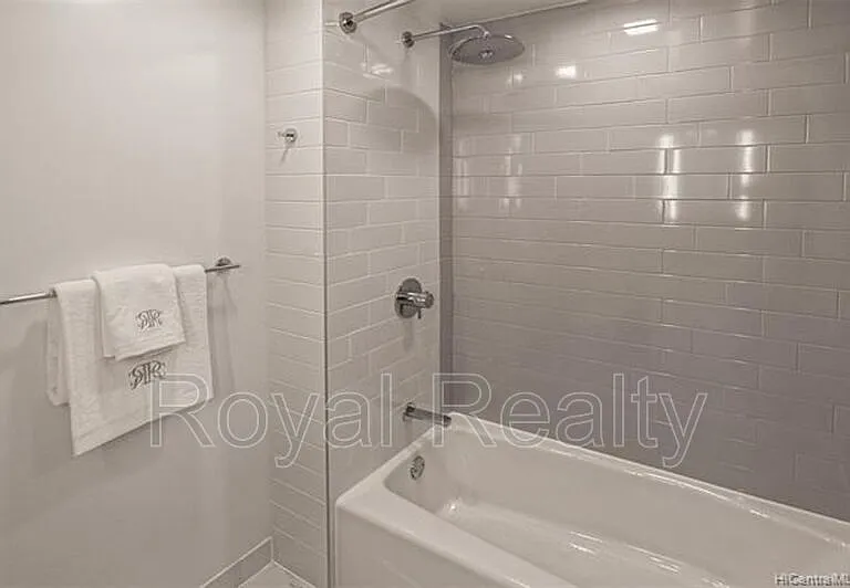 987 Queen St #327 — Photo 7