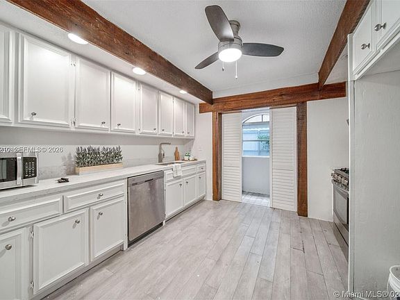 4th image of 320 W 55th St