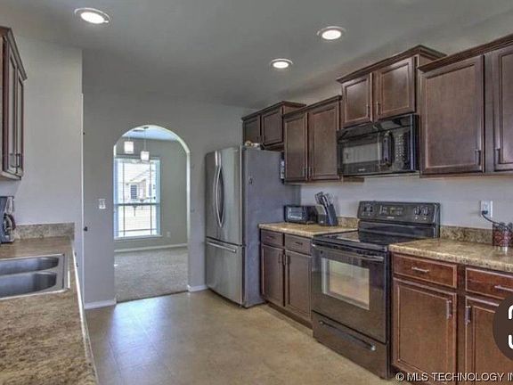 4th image of 9292 S 256th Ave