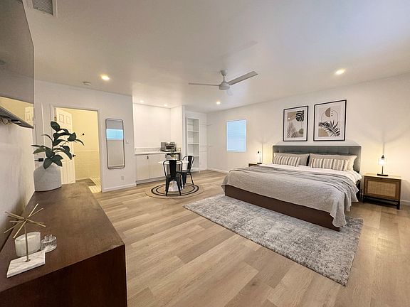 4th image of 813 W Beach Ave #4