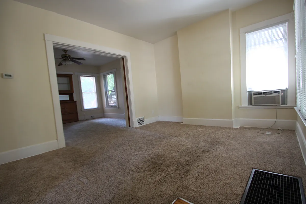 Building Photo - 3 bed, 1.0 bath, 1000 sqft, $1,595