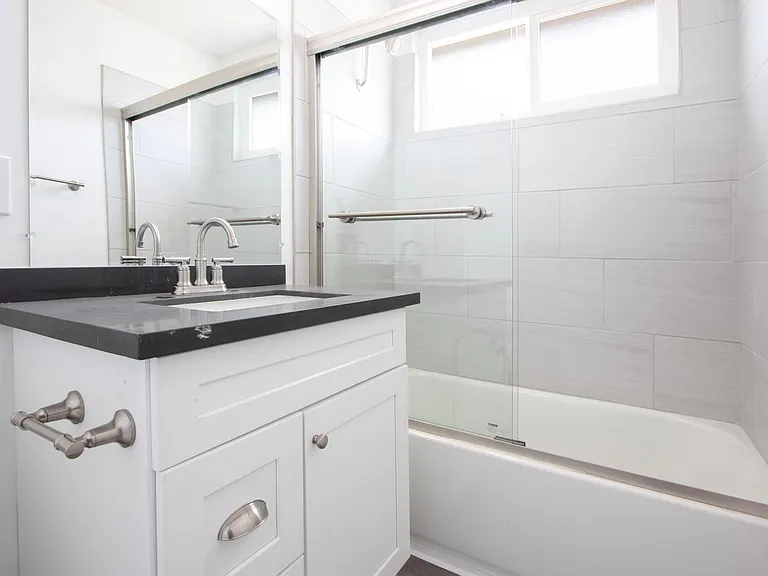 Aqua Courtyard Suites — Photo 20