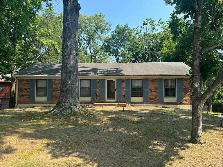 332 Lynn Dr — Photo 2