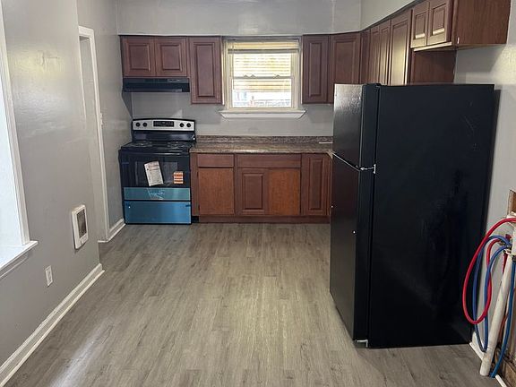3rd image of 1946 E Clarence St