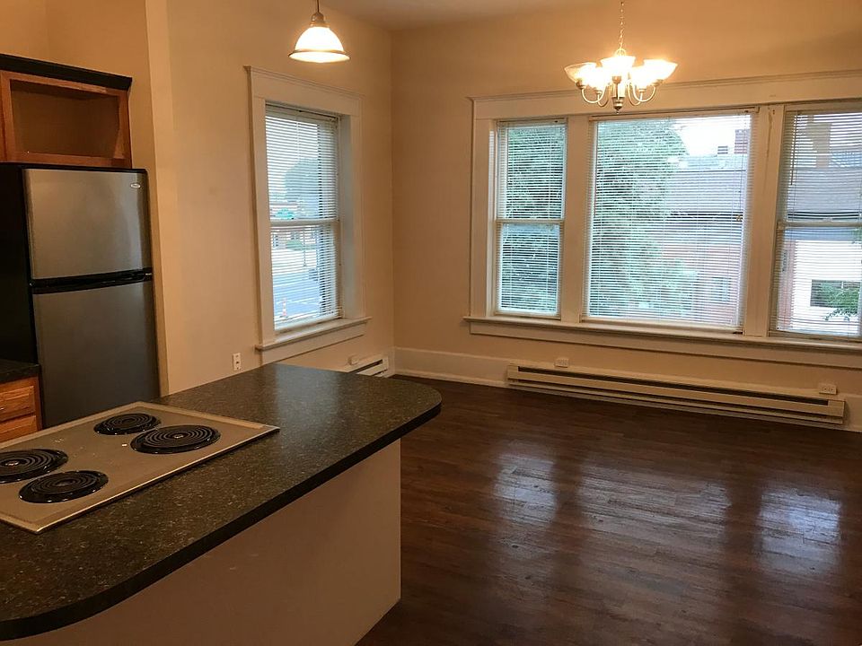 Eat-in kitchen