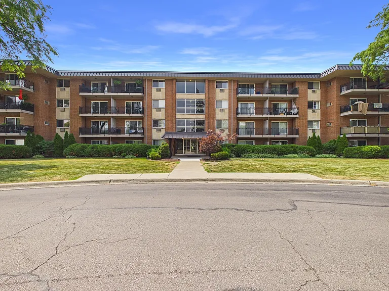2210 S Goebbert Rd #226 — Photo 33