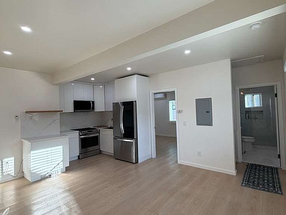 3rd image of 18924 Vose St