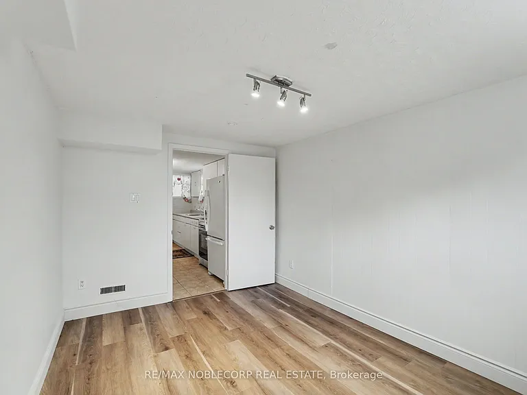 3519 Laddie Cres — Photo 10