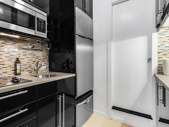3rd image of 105 Thompson St APT 6