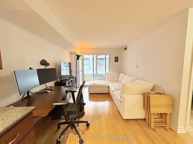 270 Wellington St W #624 — Photo 13