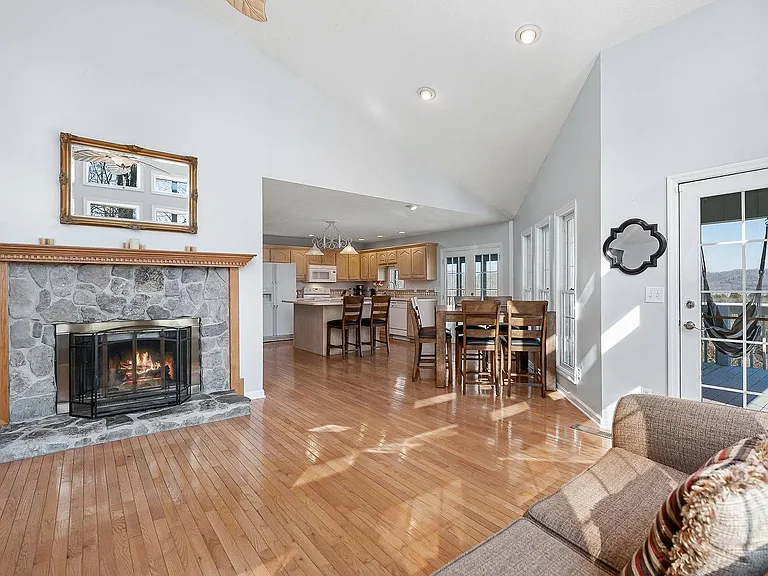 1038 Lakeside Dr — Photo 12