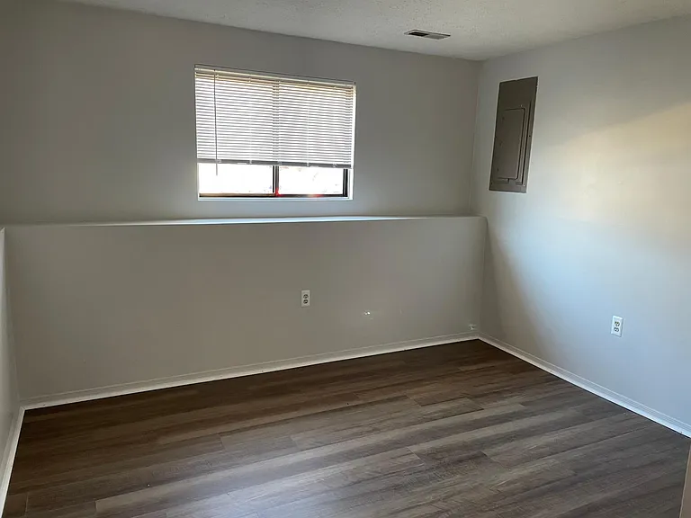 527 Greenblades Ct — Photo 9