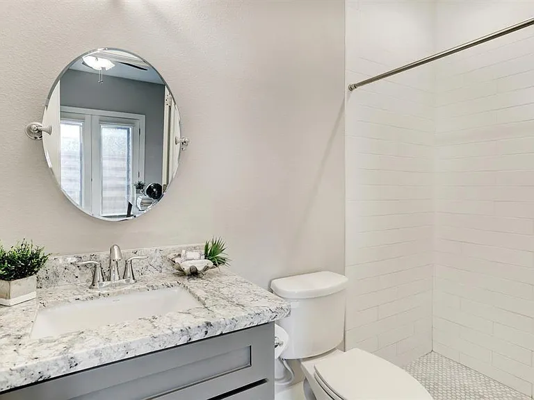 2545 Calumet St — Photo 10