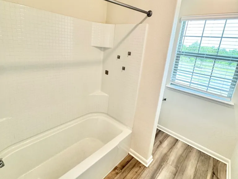 752 Saratoga Dr — Photo 14