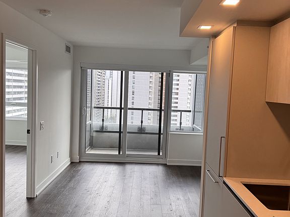 4th image of 609 Sherbourne St #1811