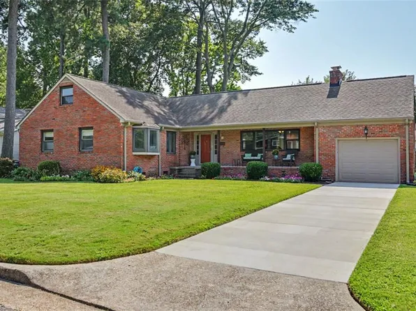 12 Pine Cone Dr, Hampton, VA 23669