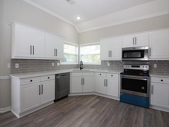 5th image of 221 Chapel Creek Dr