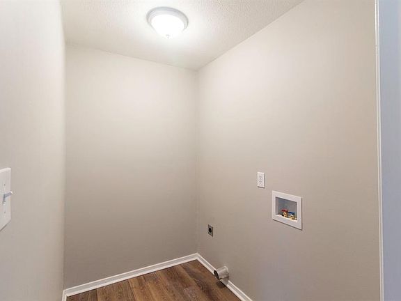 4th image of 2840 Larry Dr