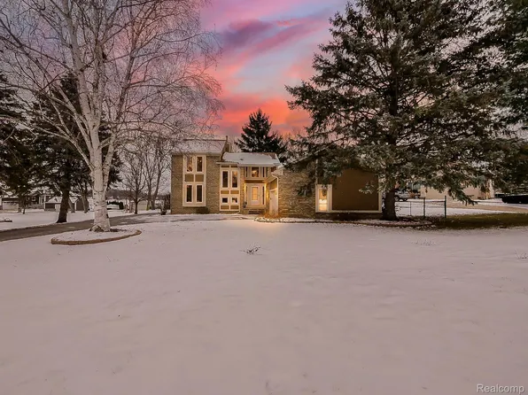 315 Oxbow Ct, White Lake, MI 48386