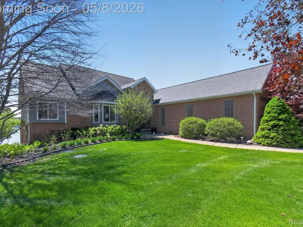 8955 Sandy Ridge Dr, White Lake, MI 48386