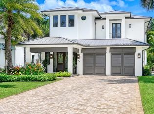 565 Fairway Ter, Naples, FL 34103