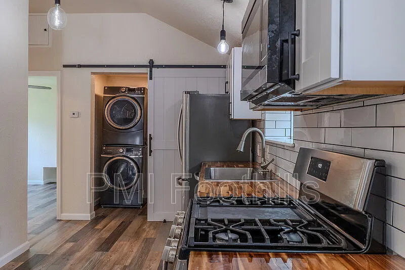 2 bed, 1.0 bath, 1100 sqft, $2,277 — Photo 1
