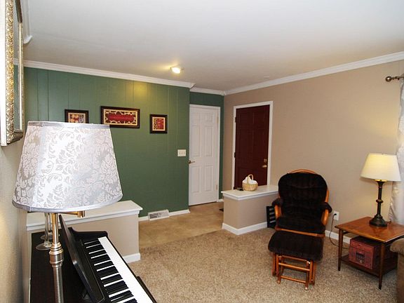 5th image of 992 Keats Cir