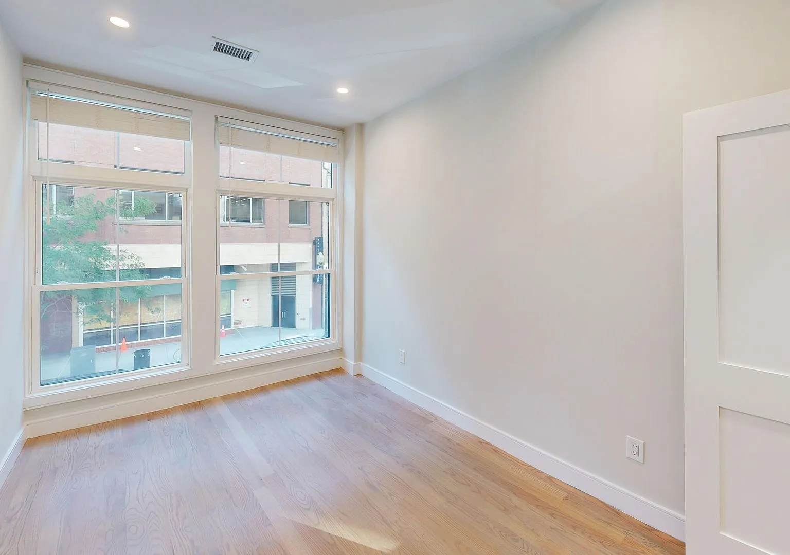 luxure Unit in Theater District, No Brokers Fee, In-Unit Washer and Dryer, High-End Kitchen Appli... — Photo 3