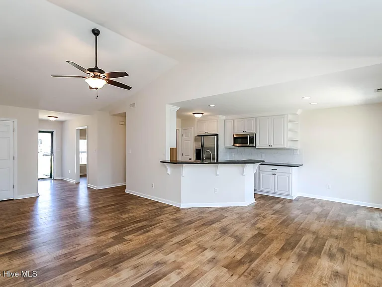3503 Mandy Ln — Photo 4