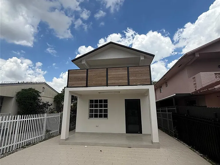 370 Flagami Blvd — Photo 2